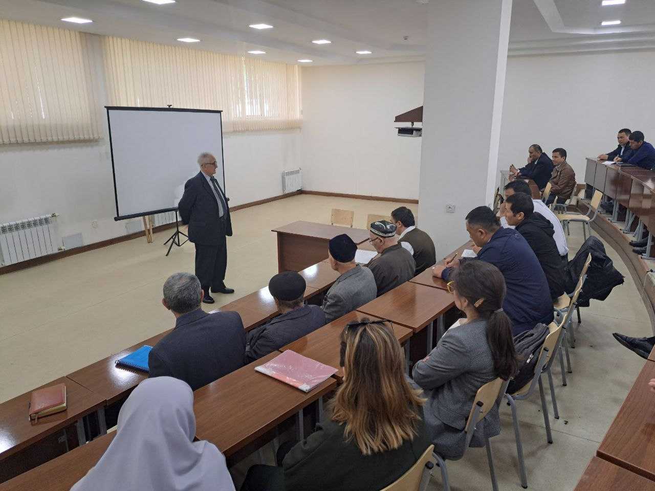 Institut direktorini doktorantlar, tayanch-doktorantlar,  stajer tadqiqotchilar va ularning ilmiy rahbarlari bilan uchrashuvi